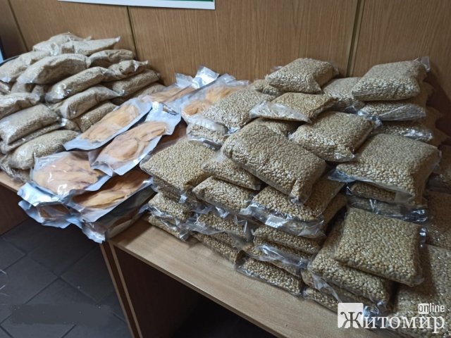 На кордоні в Житомирській області в автомобілі митники виявили понад 100 кг кедрових горіхів. ФОТО