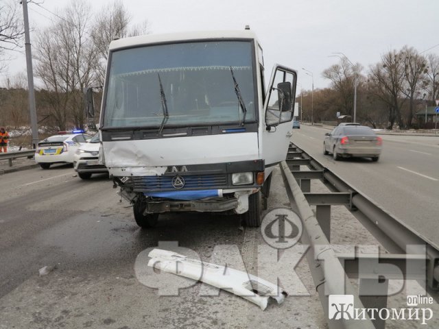 В Киеве житомирская маршрутка с пассажирами протаранила легковушку. ФОТО