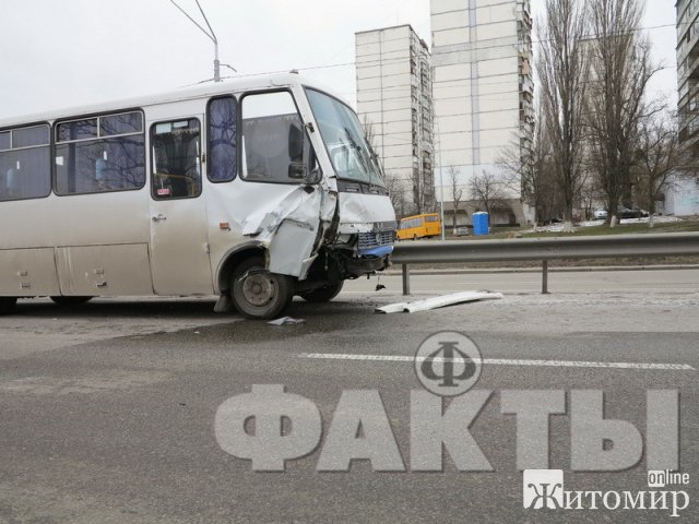 В Киеве житомирская маршрутка с пассажирами протаранила легковушку. ФОТО