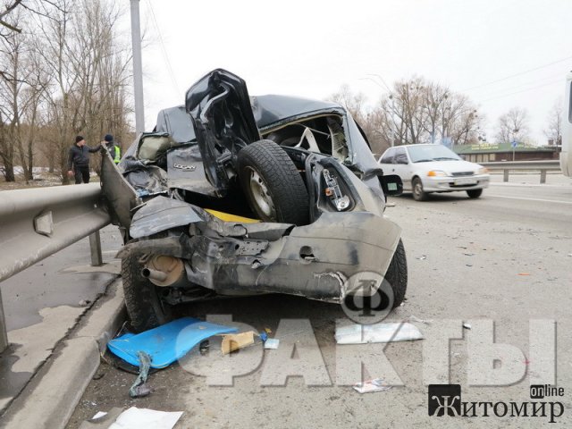 В Киеве житомирская маршрутка с пассажирами протаранила легковушку. ФОТО