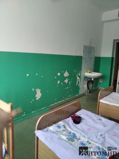 Реалії житомирської дитячої райлікарні: лущені стіни та обдерта фарба. ФОТО