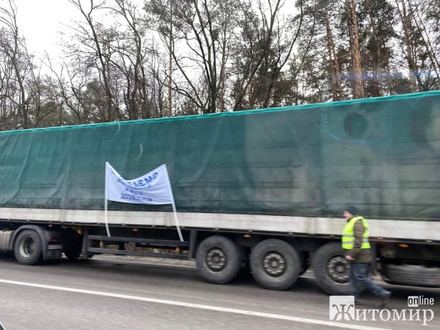 На житомирській трасі, неподалік Києва, страйкують далекобійники
