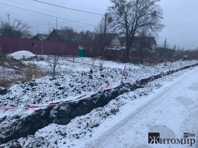 У Житомирі в провулку, де поруч будуть "Епіцентр", розрили траншею, тепер мешканці не можуть під