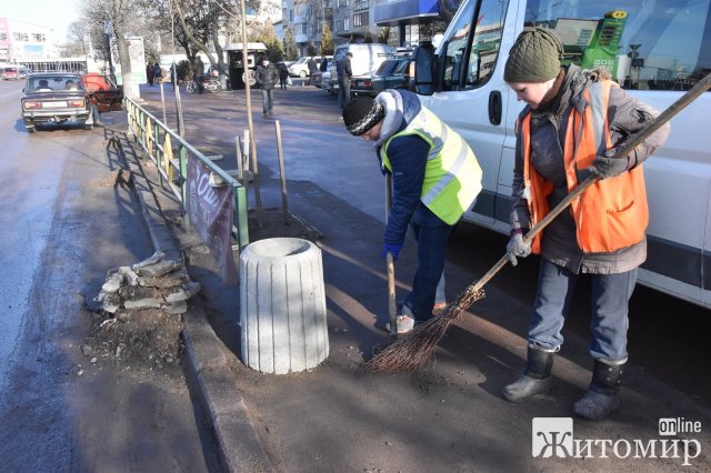 У місті Житомирської області встановлюють нові сміттєві урни