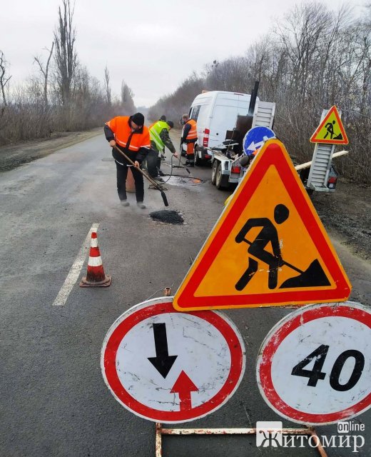 На дорогах Житомирщини шляховики почали латати ями. ФОТО