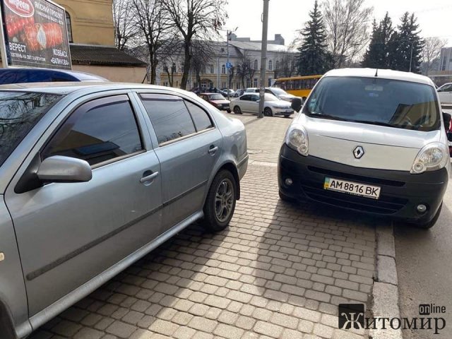 На тротуарі у центрі Житомира водії припаркували свої автомобілі. ФОТО