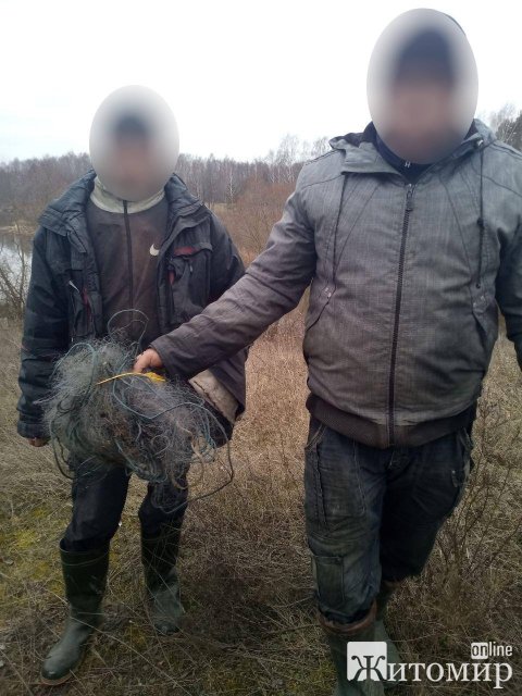 На Житомирщині небайдужий громадян викликав патруль на осіб, які ловили рибу сіткою