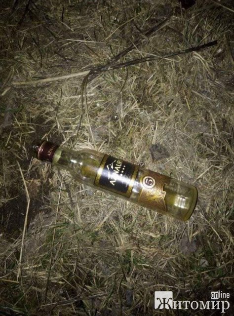 В одному з мікрорайонів Коростеня чоловік вилив у криницю пляшку дизельного топлива. ФОТО