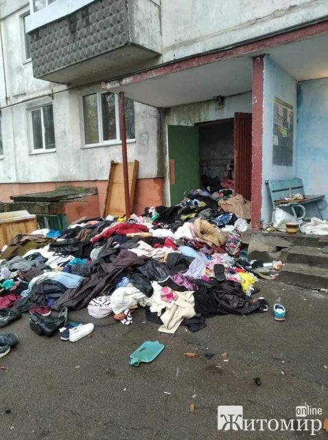 Біля одного з будинків на Польовій у Житомирі валяється гора одягу. ФОТО