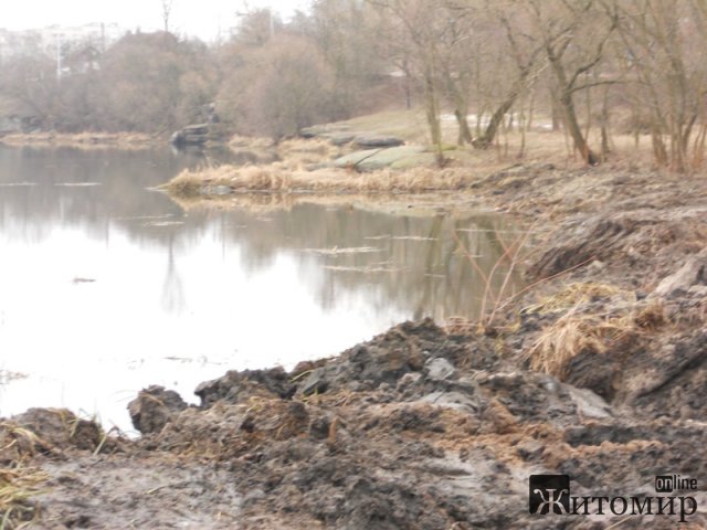 Як у Коростені розчищують русло річки Уж. ФОТО