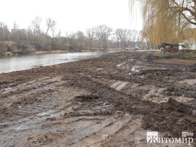 Як у Коростені розчищують русло річки Уж. ФОТО