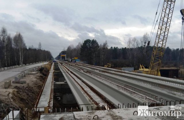 У службі автодоріг Житомирської області показали, як просувається будівництво мосту на кордоні з Білоруссю. ФОТО