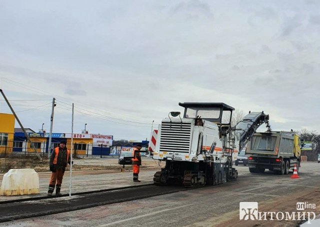  ПП "Автомагістраль" з Житомира розпочало ремонтувати дорогу в напрямку Черняховв. ФОТО