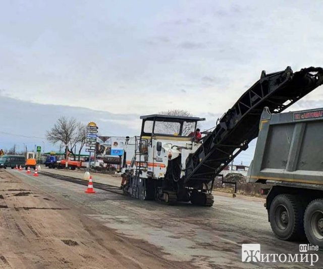  ПП "Автомагістраль" з Житомира розпочало ремонтувати дорогу в напрямку Черняховв. ФОТО