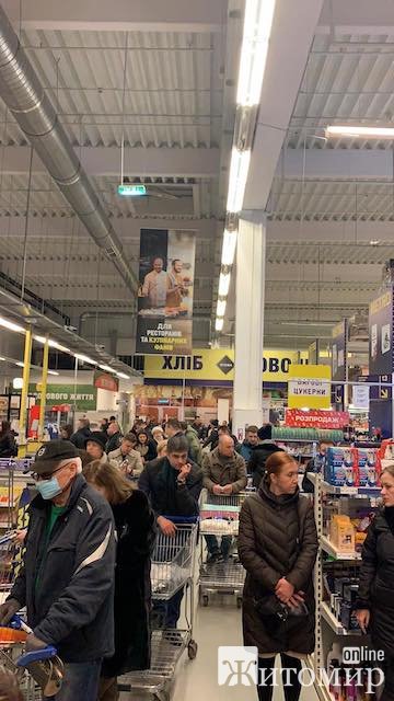 У житомирян через карантинні заходи почалася паніка - в магазинах повно людей. ФОТО У житомирян через карантинні заходи почалася паніка - в магазинах повно людей. ФОТО