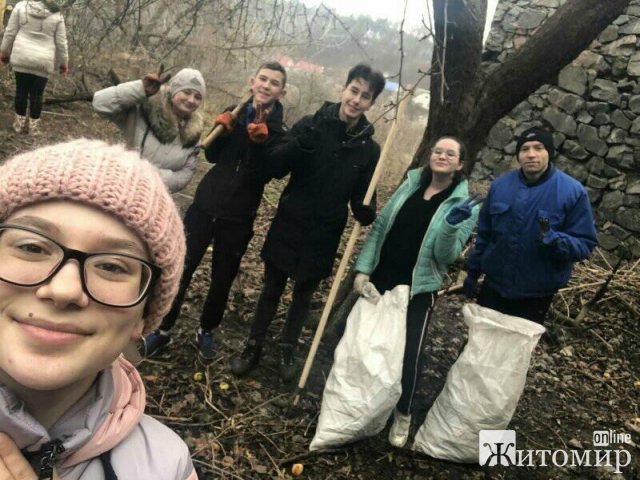 У Новограді-Волинському молодь прибрала від сміття територію біля фортеці. ФОТО