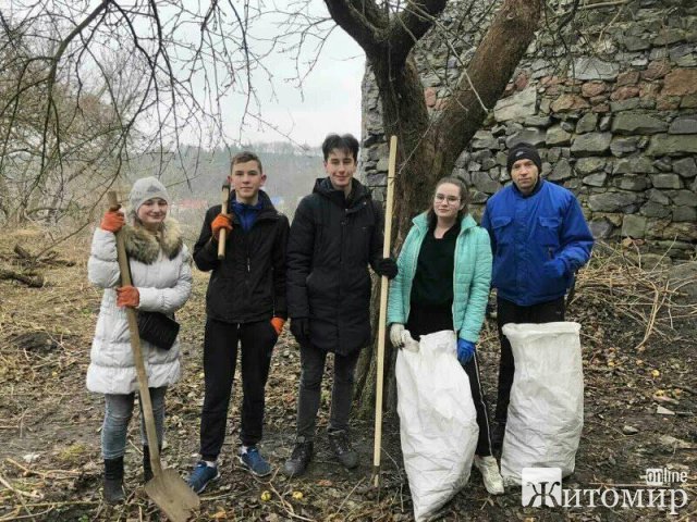 У Новограді-Волинському молодь прибрала від сміття територію біля фортеці. ФОТО