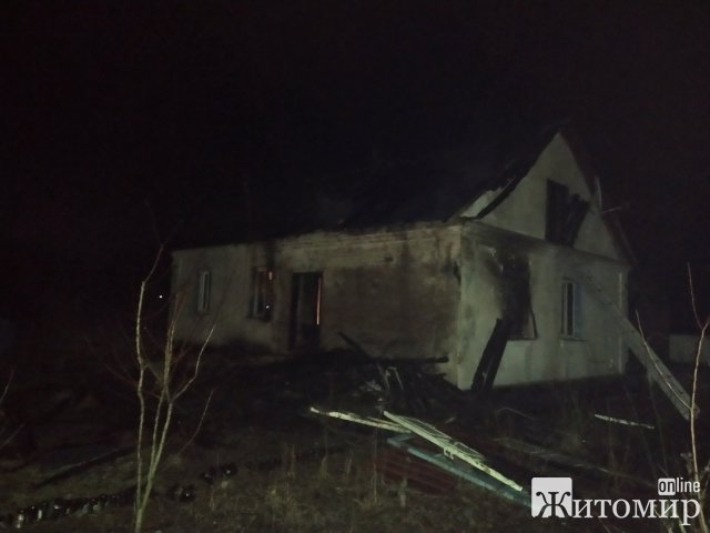  У селі Житомирської області горів цегляний будинок. ФОТО