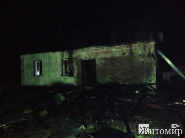 У селі Житомирської області горів цегляний будинок. ФОТО
