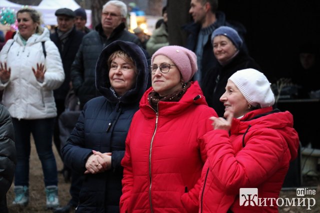 У Житомирі театралізованою ходою, фаєр-шоу та спаленням опудала "Зими" містяни зустрічали весну. ФОТО