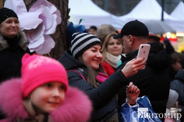 У Житомирі театралізованою ходою, фаєр-шоу та спаленням опудала "Зими" містяни зустрічали весну. ФОТО