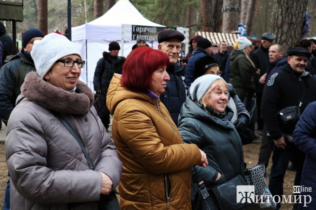 У Житомирі театралізованою ходою, фаєр-шоу та спаленням опудала "Зими" містяни зустрічали весну. ФОТО
