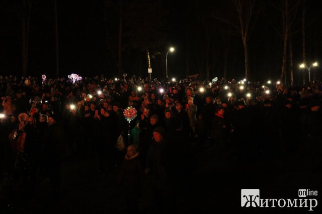 У Житомирі театралізованою ходою, фаєр-шоу та спаленням опудала "Зими" містяни зустрічали весну. ФОТО