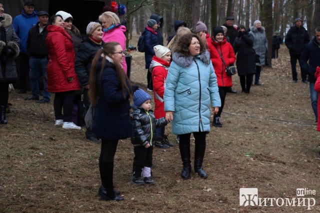 У Житомирі театралізованою ходою, фаєр-шоу та спаленням опудала "Зими" містяни зустрічали весну. ФОТО