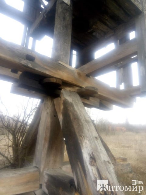 У селі Житомирської області з вцілілими жорнами стоїть старий дерев