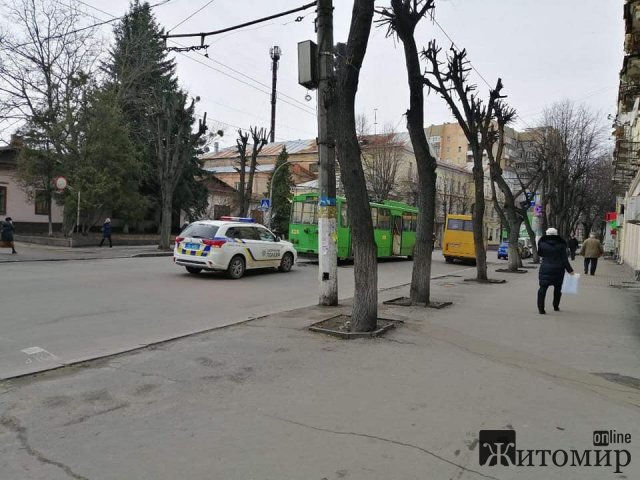 На Великій Бердичівській у Житомирі тролейбус "зачепив" світлофор. ФОТО