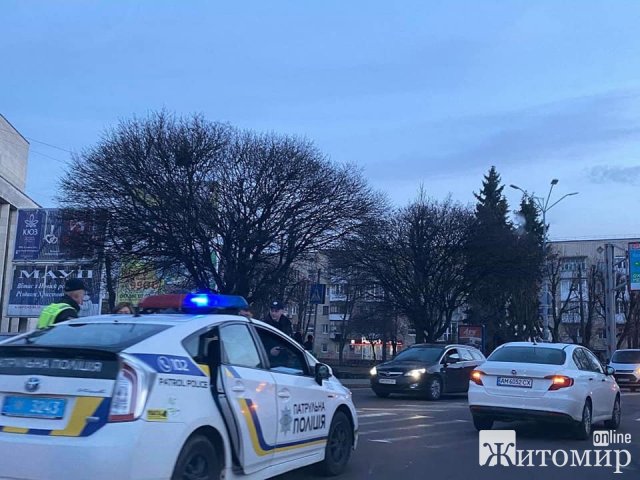 Біля драмтеатру в Житомирі автомобіль збив пішохода