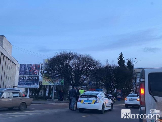 Біля драмтеатру в Житомирі автомобіль збив пішохода