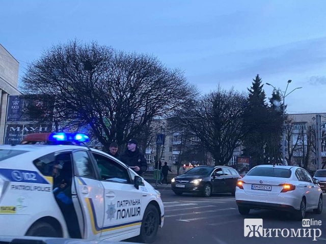 Біля драмтеатру в Житомирі автомобіль збив пішохода