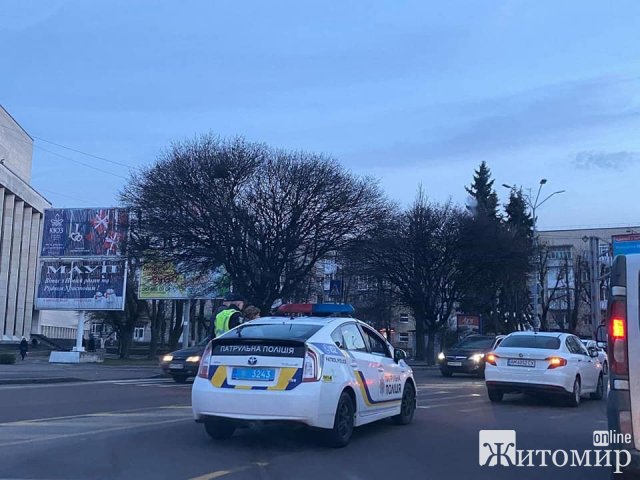 Біля драмтеатру в Житомирі автомобіль збив пішохода