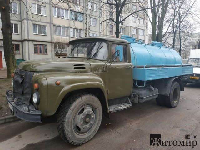 У Житомирі частина Польової без води, з проблемою "боряться" комунальники. ФОТО