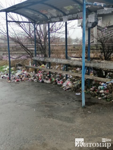 У Коростишеві, неподалік траси, зупинка перетворилась на смітник. ФОТО