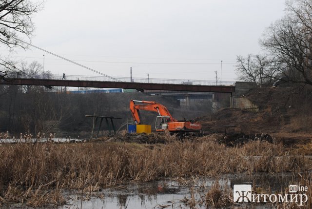 У Коростені, навпроти човнової станції, чистять річку. ФОТО