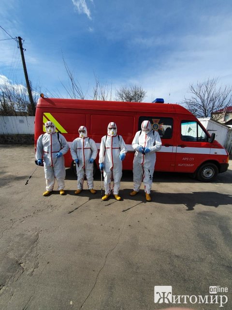 У Радомишлі працівники ДСНС дезінфікували вокзал та церкву, до якої заходила хвора на коронавірус жінка. ВІДЕО