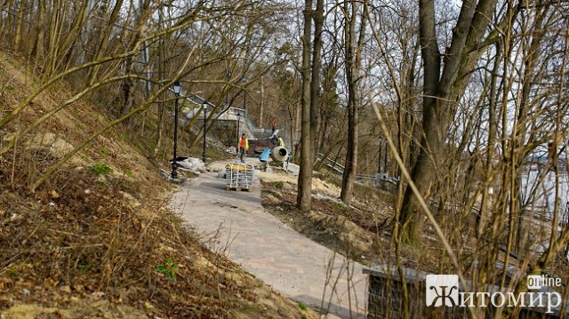 Стовп посеред доріжки: на набережнійу Житомирі помилку проектантів підрядник обіцяє виправити. ФОТО
