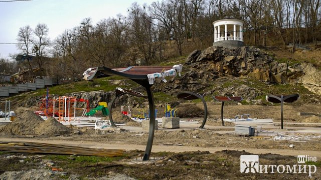 Стовп посеред доріжки: на набережнійу Житомирі помилку проектантів підрядник обіцяє виправити. ФОТО