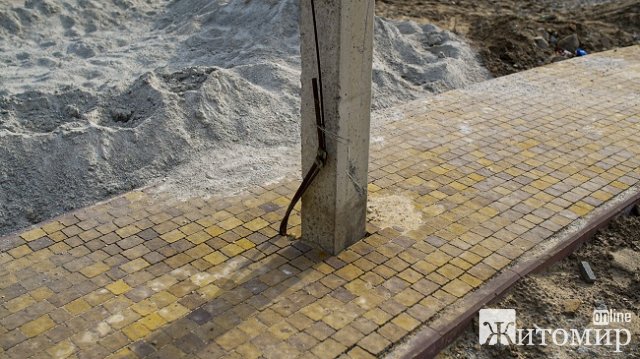 Стовп посеред доріжки: на набережнійу Житомирі помилку проектантів підрядник обіцяє виправити. ФОТО