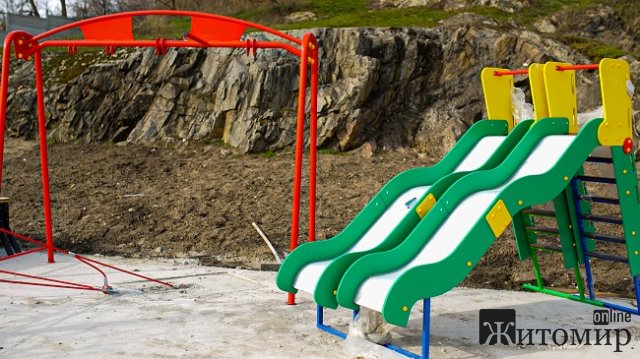 Стовп посеред доріжки: на набережнійу Житомирі помилку проектантів підрядник обіцяє виправити. ФОТО