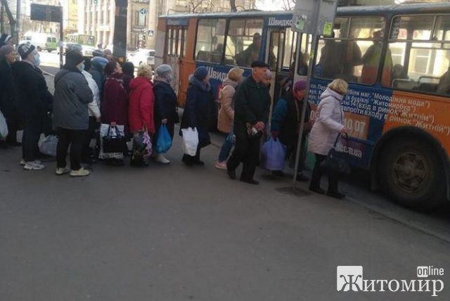 У Житомирі люди стають в черги, або потрапити до тролейбусу. ФОТО