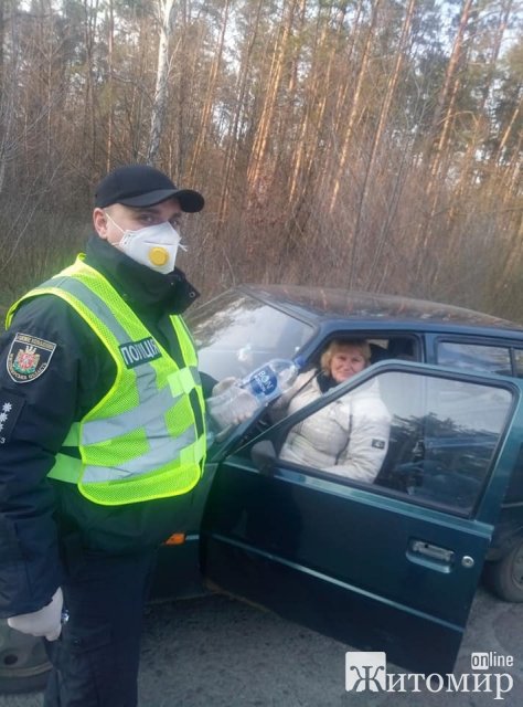 Медпрацівниця розповіла, як на блокпостах біля Радомишля люди пригощають смаколиками. ФОТО