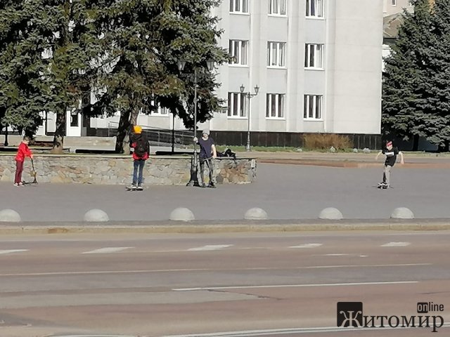 У Бердичнві на вулицях гуляють діти. ФОТО