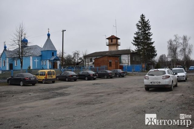 Попри карантинні заборони у райцентрі Житомирської області люди зібралися в церкві на службу. ФОТО