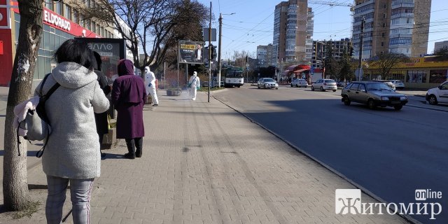 У Житомирі взялися дезінфікувати територію біля Глобала. ФОТО