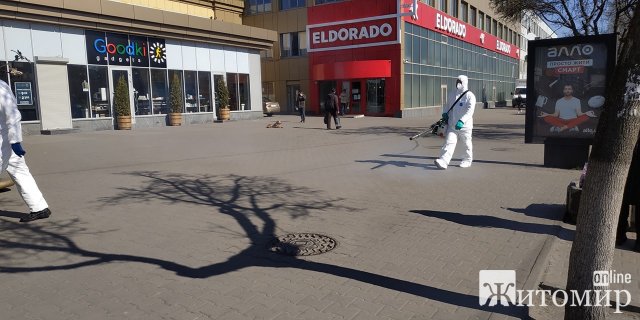 У Житомирі взялися дезінфікувати територію біля Глобала. ФОТО