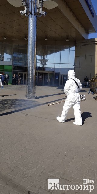 У Житомирі взялися дезінфікувати територію біля Глобала. ФОТО