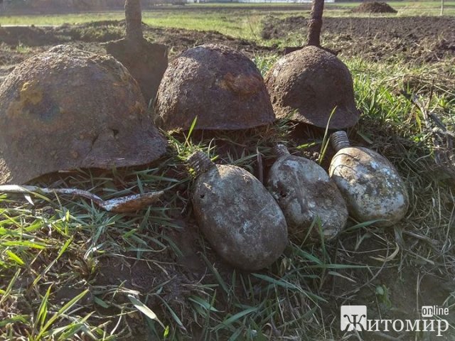 У Бердичівському районі пошуківці знайшли рештки 5 солдат та медальйони зразка 1925 року. ФОТО